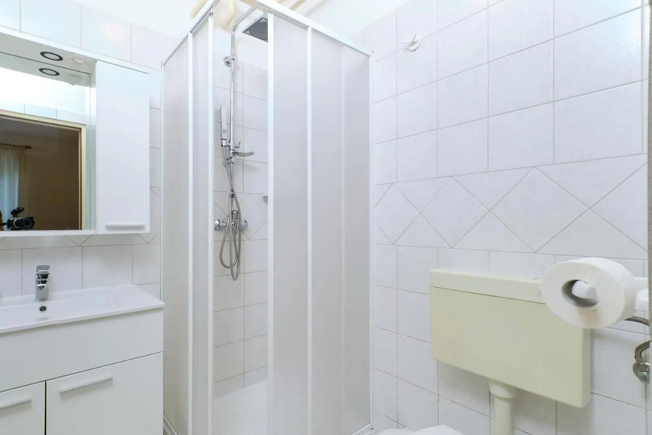 Appartment Ksenija 4 말리로시니