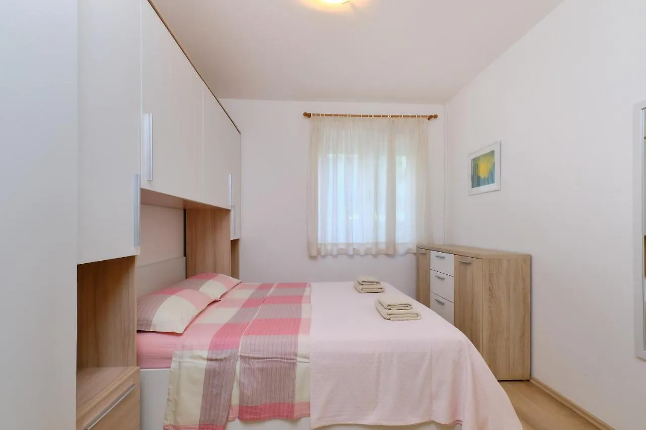 Appartment Ksenija 4 말리로시니